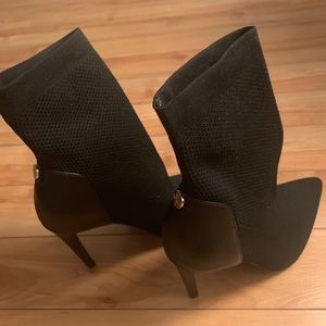 Guess black heels never worn